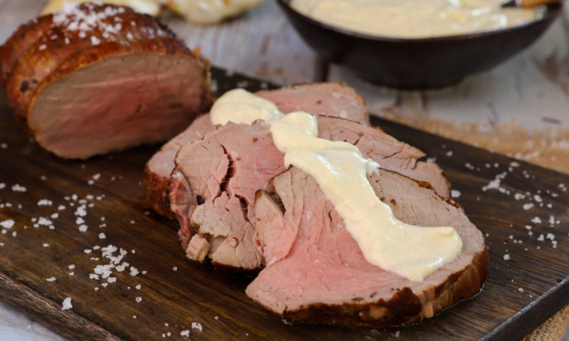 Η συνταγή της ημέρας θέλει... μοσχαρίσιο φιλέτο με σάλτσα ψητού σκόρδου