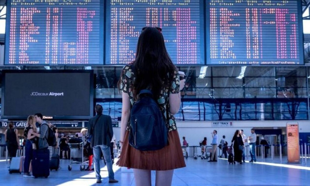 Χαμός στο αεροδρόμιο: Επιβάτης έκανε στριπτίζ στην αίθουσα αναμονής 