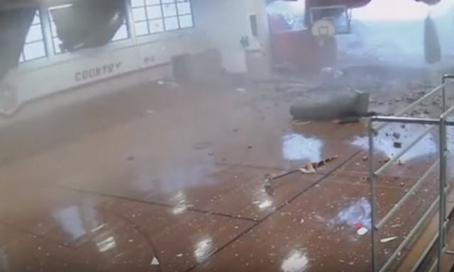 Συγκλονιστικό βίντεο: Μαθητές τρέχουν να σωθούν - Η στιγμή που ισχυροί άνεμοι σαρώνουν σχολείο