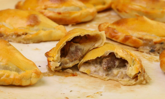 H συνταγή της ημέρας: Ατομικά πιτάκια με μοσχάρι και μπεσαμέλ