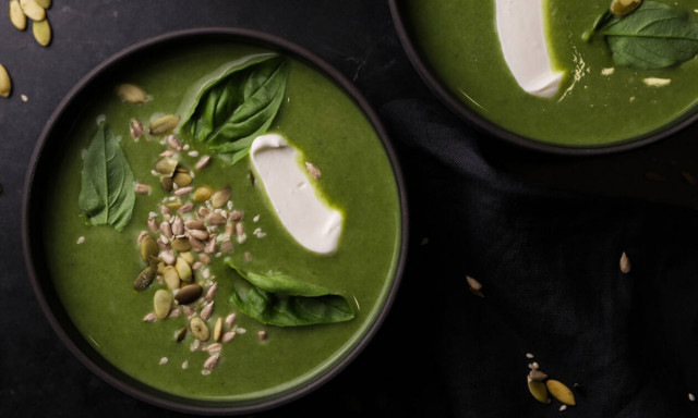 Μοναδική συνταγή για σούπα με κολοκυθάκια, πράσο και σπανάκι