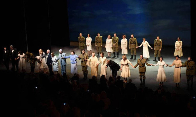 Κοπή της πίτας για την παράσταση «Κι από Σμύρνη... Σαλονίκη»