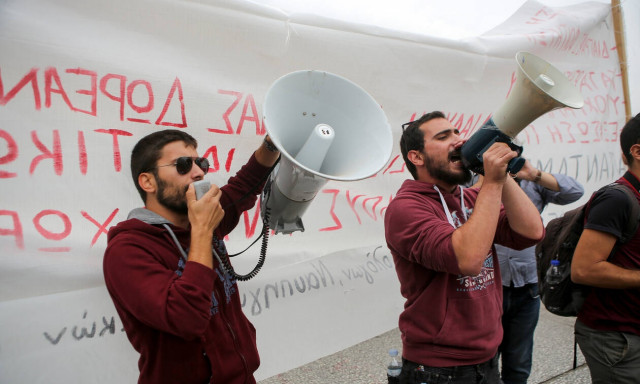 Ένταση αυτή την ώρα έξω από το υπουργείο Παιδείας: «Θέλετε νεκρό στην πόρτα του υπουργείου;»