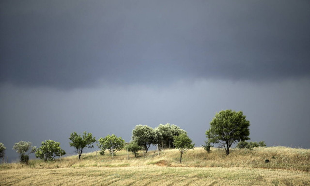 Καιρός τώρα: Με χαμηλές θερμοκρασίες και τοπικές βροχές η Παρασκευή (pics)