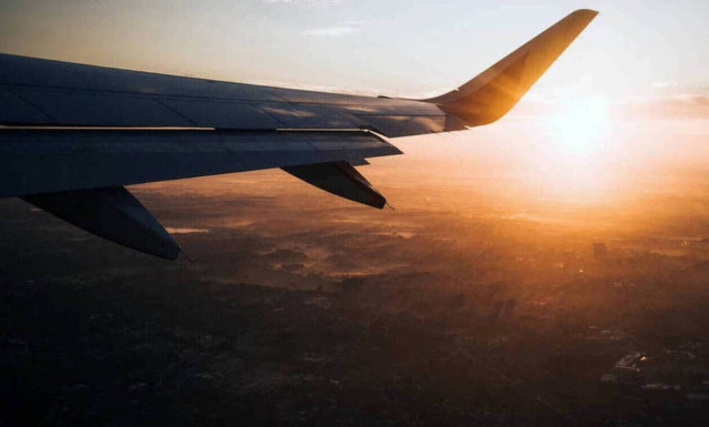  Πτήση τρόμου: Μηχανή αεροσκάφους άρχισε να πετάει φωτιές – Ούρλιαζαν οι επιβάτες (vid)