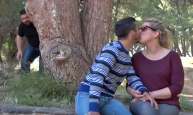 Όταν ο Κρητικός πατέρας «τσακώνει» την κόρη του με το αμόρε της! (video)