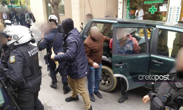 Φονικό στις Μοίρες: Χαμός έξω από τα δικαστήρια – Επιχείρησαν να λιντσάρουν τον δράστη