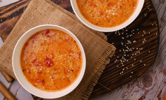 Κοκκινιστή σούπα με τραχανά που θα λατρέψετε