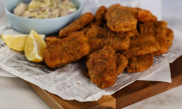 Ψαροκροκέτες με μουστάρδα με πιπεριές Φλωρίνης και πατατοσαλάτα με μαγιονέζα με τρούφα