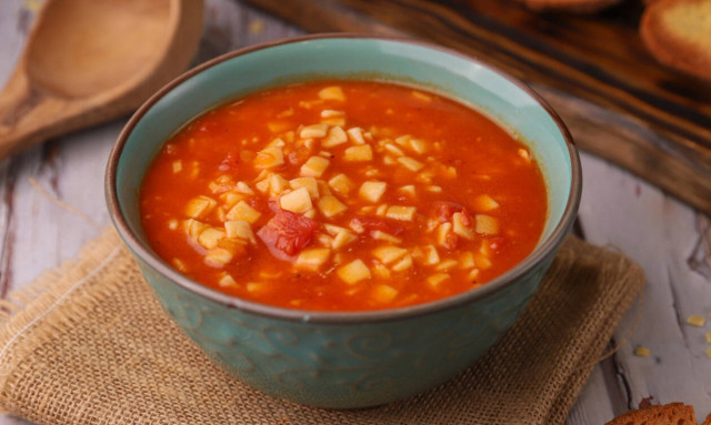 H συνταγή της ημέρας: Κόκκινη σούπα με χυλοπιτάκι