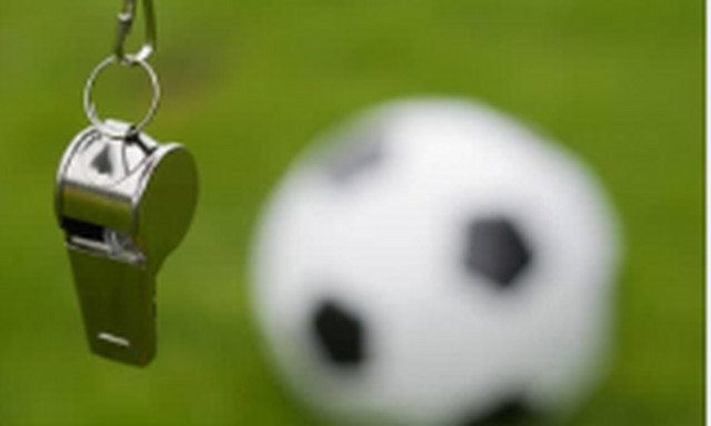 Τρόμος σε ποδοσφαιρικό αγώνα: Ο διαιτητής έβγαλε όπλο – Δείτε τι συνέβη (pics - vid)