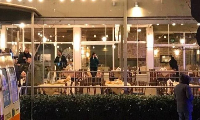 Μαφιόζικο χτύπημα με 2 νεκρούς σε ταβέρνα στη Βάρη: Οι πρώτες εικόνες από το σημείο