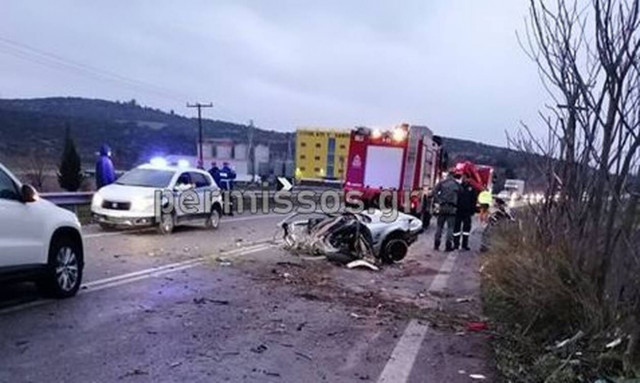 Εικόνες-σοκ από το φρικτό τροχαίο στη Θηβών - Λιβαδειάς: Άμορφη μάζα το όχημα των δύο νέων