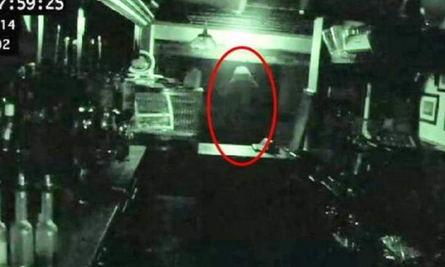 Κάμερα ασφαλείας καταγράφει φάντασμα σε παμπ! (video)