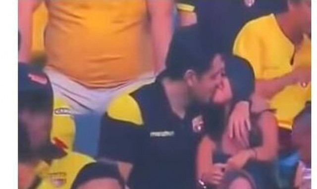 Τον «έπιασε» η κάμερα να φιλάει την ερωμένη του - Η αντίδρασή του έγινε viral