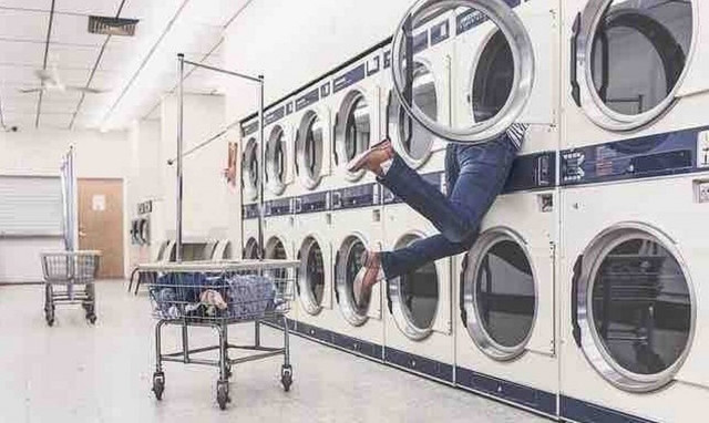 Δεν θα πιστέψεις πώς έπλεναν τα ρούχα σε χωριό της Εύβοιας!