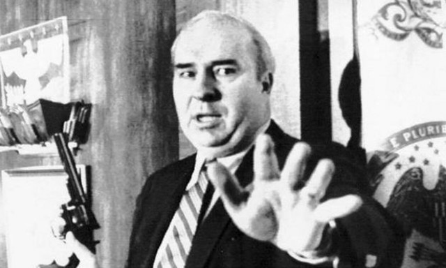 Σαν σήμερα το 1987 ο πολιτικός Μπαντ Ντουάιερ αυτοκτονεί μπροστά στις κάμερες