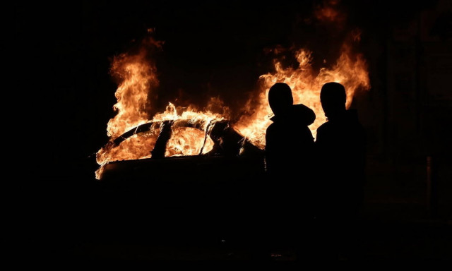 Μπαράζ εμπρηστικών επιθέσεων τα ξημερώματα σε περιοχές της Αττικής