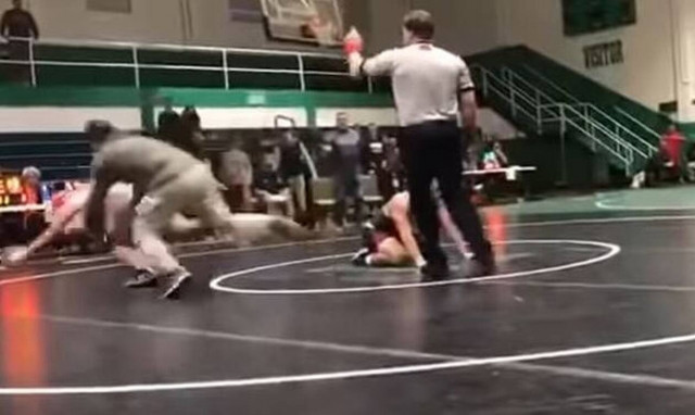 «Χαμός» σε αγώνα πάλης: Πατέρας ανέβηκε στο ρινγκ - Δείτε τι έγινε (pics - vid)  