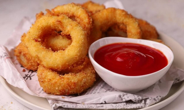 H συνταγή της ημέρας: Onion rings γεμιστά με τυρί