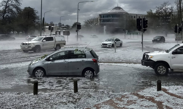 «Άφωνοι» οι περαστικοί με αυτό που αντίκρισαν στην μέση του δρόμου