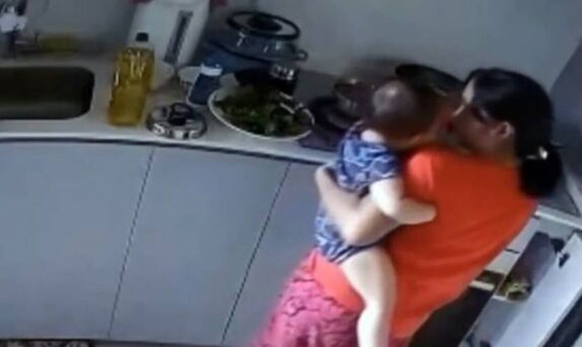 Φρίκη: Σατανική νταντά έκαιγε μωρό με καυτό νερό