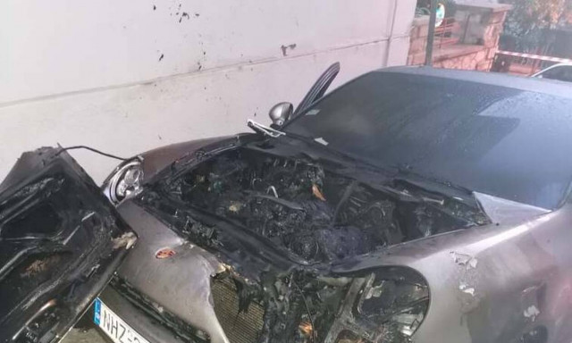 Αθήνα: Πυρπόλησαν τέσσερα αυτοκίνητα στο Κολωνάκι (pics)