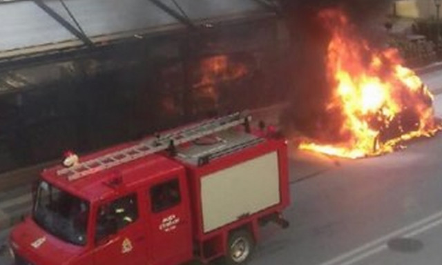 Κρήτη: Λαμπάδιασε αυτοκίνητο - Τελευταία στιγμή βγήκαν έξω οι επιβάτες! (vid)