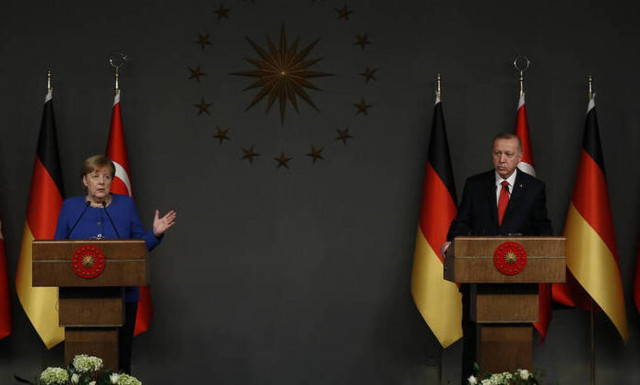 Ερντογάν σε Μέρκελ: Η Τουρκία δεν θα αφήσει αβοήθητο τον Σαράτζ 