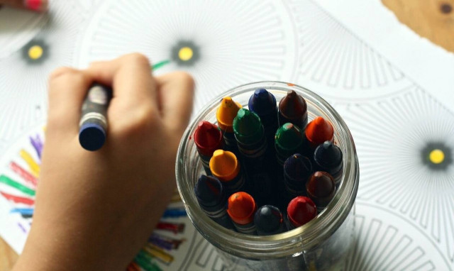 Σοκ στη Θεσσαλονίκη: Έβαλαν μαθήτρια να γλείψει «τουρκική» τουαλέτα