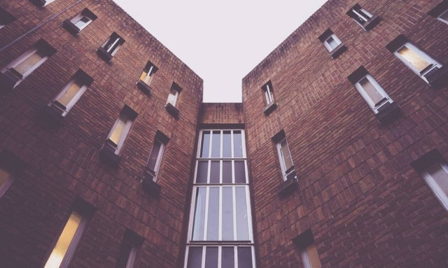 Ασύλληπτο: Γυναίκα πέφτει από τον 9ο όροφο - Η συνέχεια είναι αδιανόητη... (pics - vid)