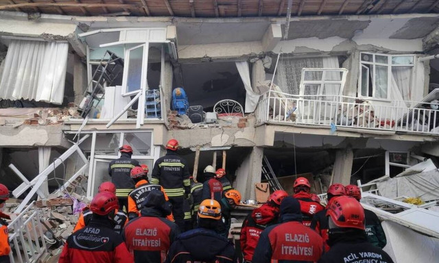 Σεισμός στην Τουρκία: Διέσωσαν έγκυο μετά από 12 ώρες στα ερείπια