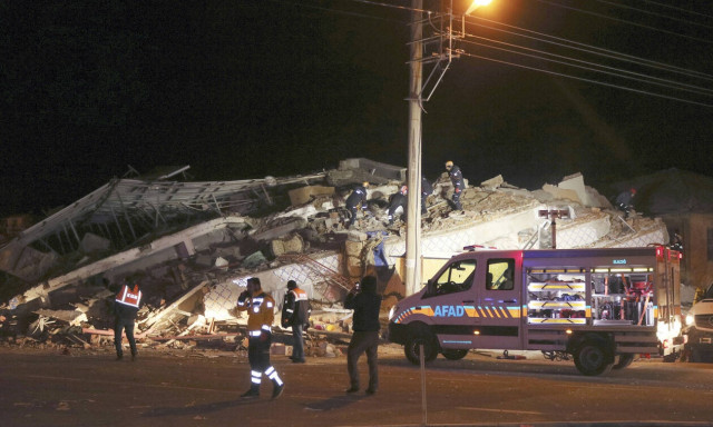 Φονικός σεισμός στην Τουρκία: Θάνατος και συντρίμμια - Αγωνία για τους εγκλωβισμένους