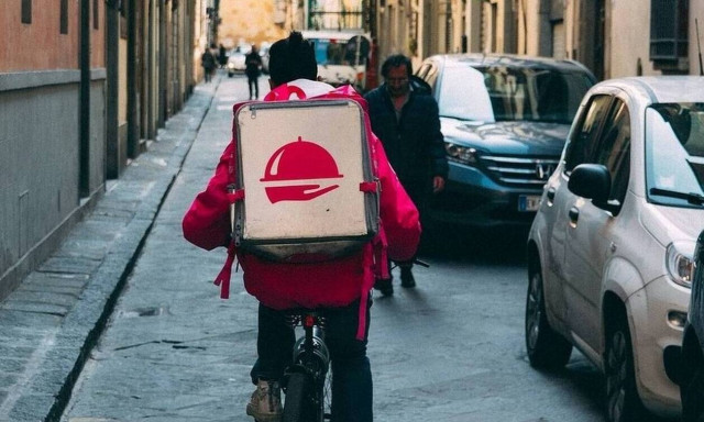 Παρήγγειλαν πίτσα – «Πάγωσαν» όταν είδαν τι έκανε ντελιβεράς (pics)