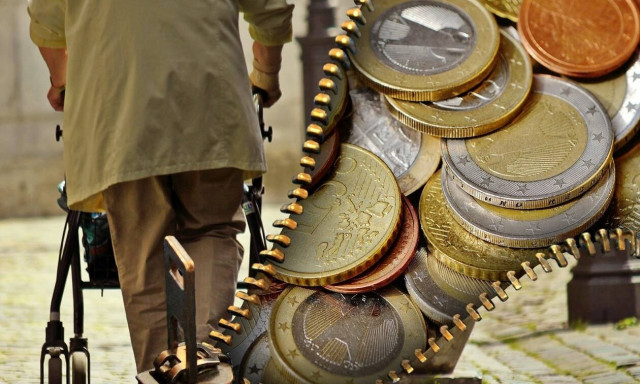 Συντάξεις: «Βόμβες» Βρούτση - Δείτε πόσο και πότε αυξάνονται