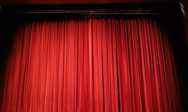 Σοκάρει βοηθός γνωστού ηθοποιού: «Μου ζητούσε να του ξύνω την πλάτη και να του κουμπώνω τα κουμπιά» 