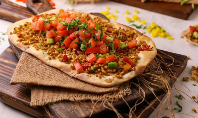 Συνταγή της ημέρας: Λαχματζούν με κιμά σόγιας