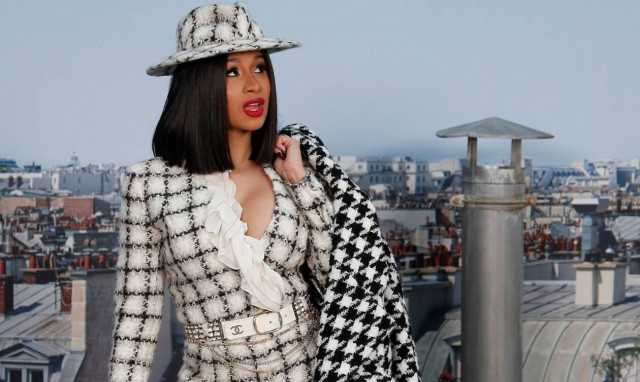 «Κόλαση» η Cardi B: Εμφανίστηκε με φόρεμα που άφηνε το στήθος της ακάλυπτο (pics)