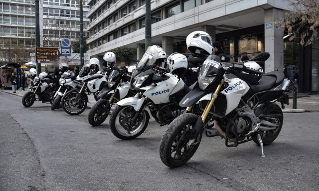 Παραδόθηκε ο αστυνομικός που χτύπησε ανήλικο στο Μενίδι