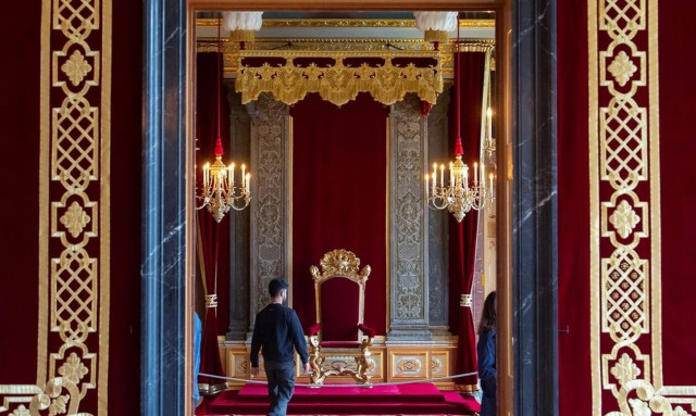 Σκάνδαλο: Τέως βασιλιάς αναγνώρισε κόρη εκτός γάμου (pics)