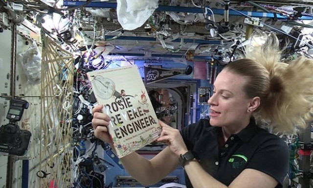 Αστροναύτες στο διάστημα διαβάζουν σε μικρά παιδάκια για να κοιμηθούν