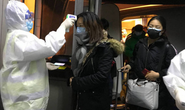 Κοροναϊός - Δραματικές προβλέψεις: Θα διαρκέσει μήνες - Ένα κρούσμα μπορεί να μολύνει 4 ανθρώπους