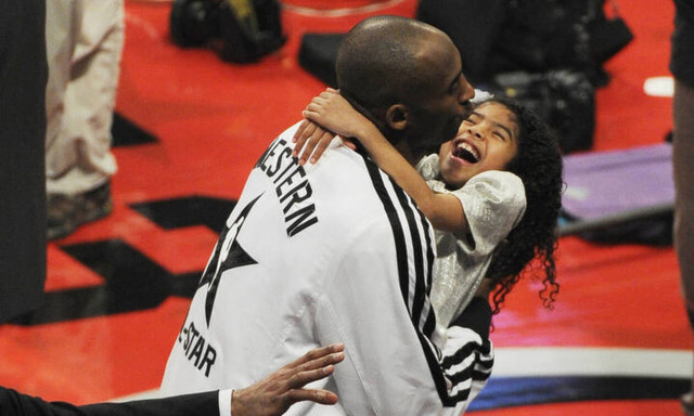 Ο Κόμπι Μπράιαντ στον ουρανό, αγκαλιά με την κόρη του - Η συγκινητική δημιουργία Έλληνα καλλιτέχνη