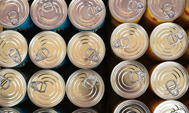 Απίστευτο: Πέταξε παλιά κουτιά κονσέρβας και το μετάνιωσε πικρά  - Τι είχαν; (pics)