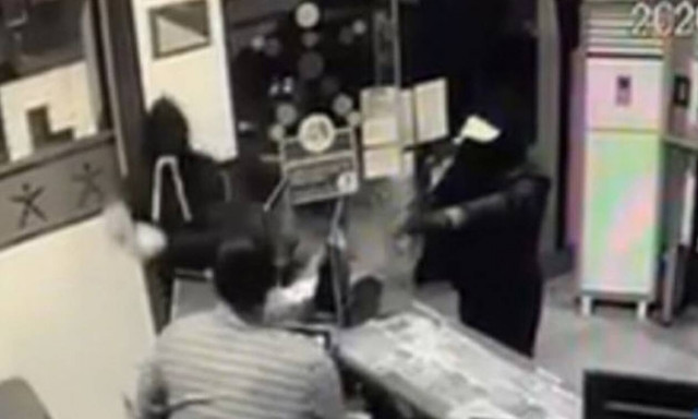 Βίντεο-σοκ: Ιδιοκτήτης πρακτορείου επιτίθεται σε ένοπλους κουκουλοφόρους