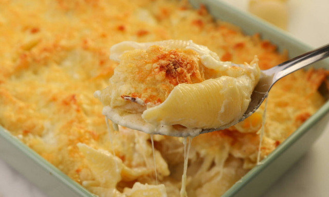 Εύκολη συνταγή: Κοχύλια με τέσσερα τυριά στο φούρνο