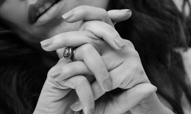 Αυτή είναι η γυναίκα με τα περισσότερα δάχτυλα στον κόσμο (ΣΚΛΗΡΕΣ ΕΙΚΟΝΕΣ)