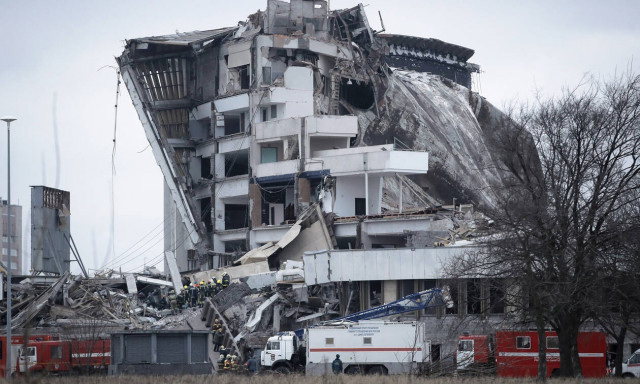 Εικόνες-σοκ από την κατάρρευση οροφής γηπέδου - Ένας νεκρός