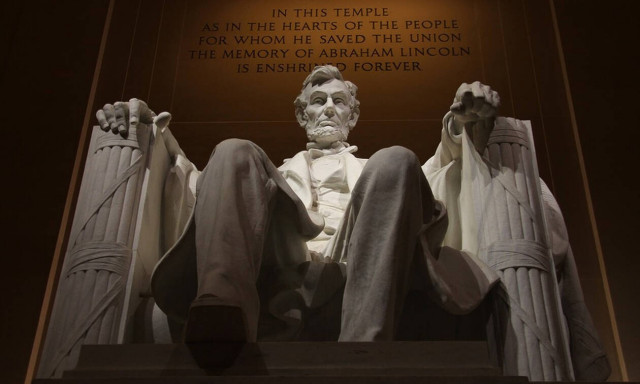 Σαν σήμερα το 1865 ο Αβραάμ Λίνκον καταργεί τη δουλεία 