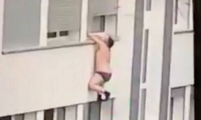 Σάλος: Άνδρας κρεμάστηκε από το παράθυρο και έπεσε στο κενό - Γύρισε σπίτι ο άνδρας της ερωμένης του